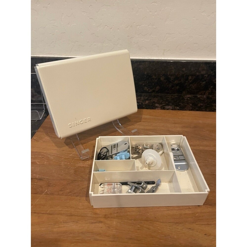 Singer Sewing Accessory Case with Feet - Picture 1 of 6